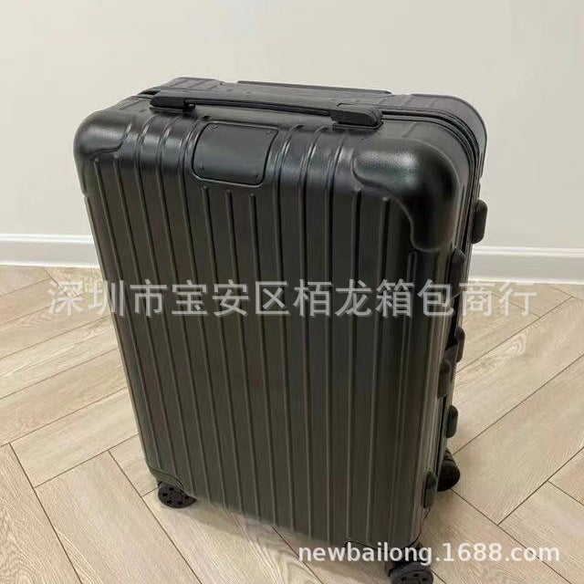 RIMOWA Essential Suitcase Black